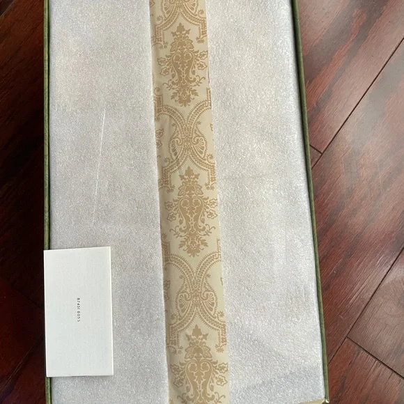 Gucci Men's Black and White Logo Sneakers - Picture 6 of 7